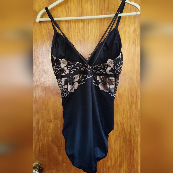 Floral Lace Bodysuit - Picture 2 of 2